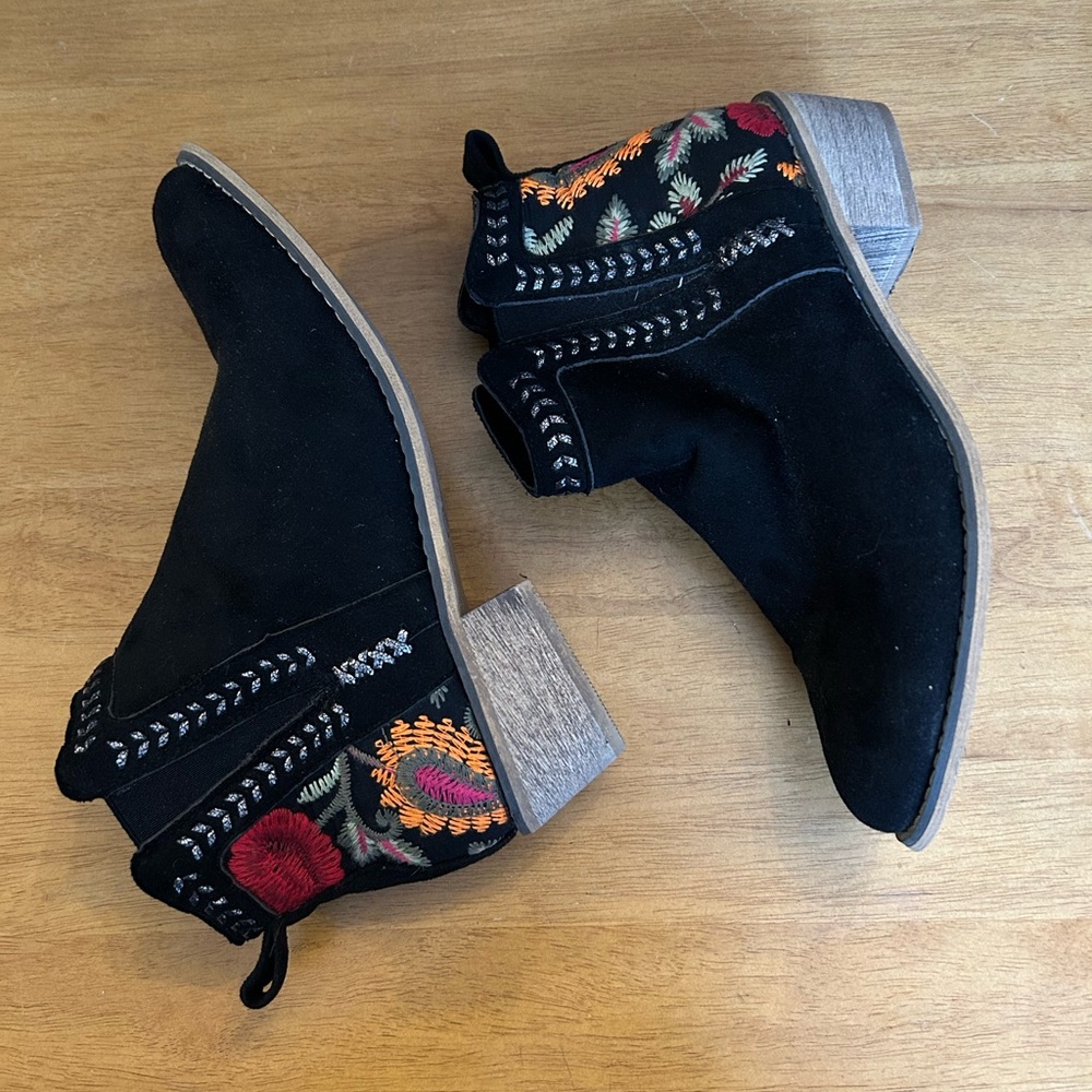 Tiara Chelsea Boots